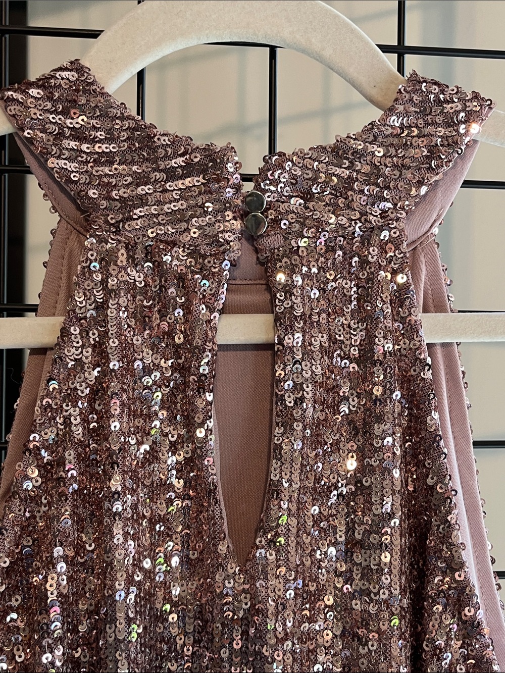 NWT cable & gauge Sleeveless Sequin Top in Rose Gold w Key Hole Back Sz S
